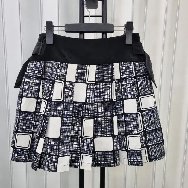 [BUNJANG] Check Pattern Mini Skirt with Buckle Detail / 체크 패턴 스커트 블랙/화이트 버클 장식