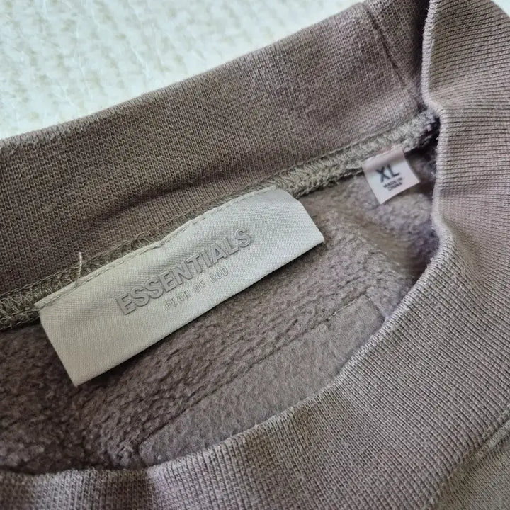[BUNJANG] Fear of God Essentials Olive Sweatshirt &amp; Jogger Pants Set Up / [빈티지맛집@] 에센셜 피오갓 올리브 셋업