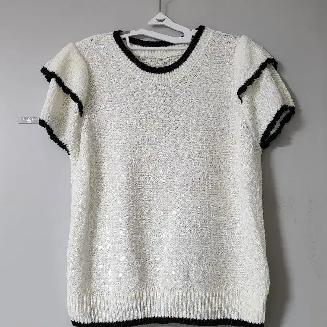 [BUNJANG] White Knit Short Sleeve T-Shirt with Black Trim and Sequins / 화이트 니트 반팔 티셔츠 블랙 배색 스팽글 새상품