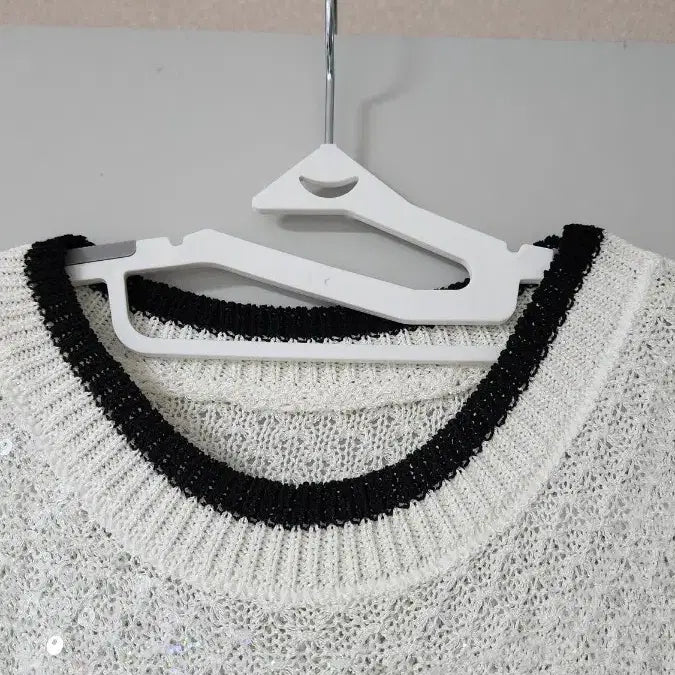 [BUNJANG] White Knit Short Sleeve T-Shirt with Black Trim and Sequins / 화이트 니트 반팔 티셔츠 블랙 배색 스팽글 새상품
