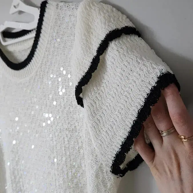 [BUNJANG] White Knit Short Sleeve T-Shirt with Black Trim and Sequins / 화이트 니트 반팔 티셔츠 블랙 배색 스팽글 새상품