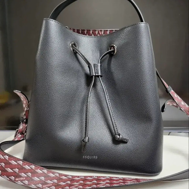 [BUNJANG] Esquire Black Bucket Bag / 에스콰이어 블랙 버킷백