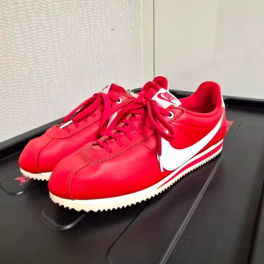 [BUNJANG] Nike x Stranger Things Classic Cortez Independence Day Pack Red / 나이키 x 기묘한 이야기 클래식 코르테즈 인디펜던스 데이 팩 레드