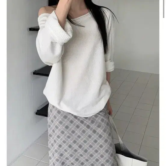 [BUNJANG] Maybe Baby Ateah Off-Shoulder Sweatshirt / 메이비베이비 아테아 오프숄더 맨투맨