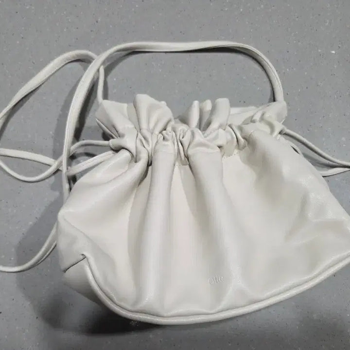 [BUNJANG] Otai Ivory Cross Bag / 오타이 아이보리 크로스 백