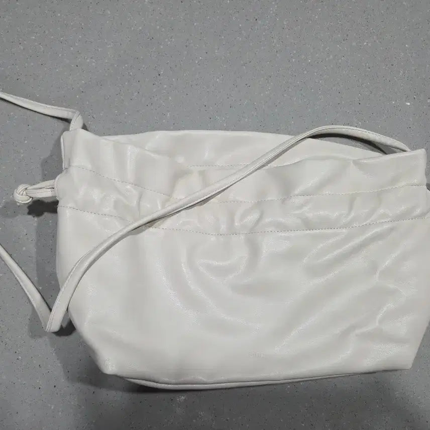 [BUNJANG] Otai Ivory Cross Bag / 오타이 아이보리 크로스 백