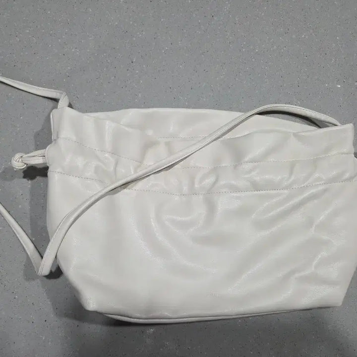[BUNJANG] Otai Ivory Cross Bag / 오타이 아이보리 크로스 백