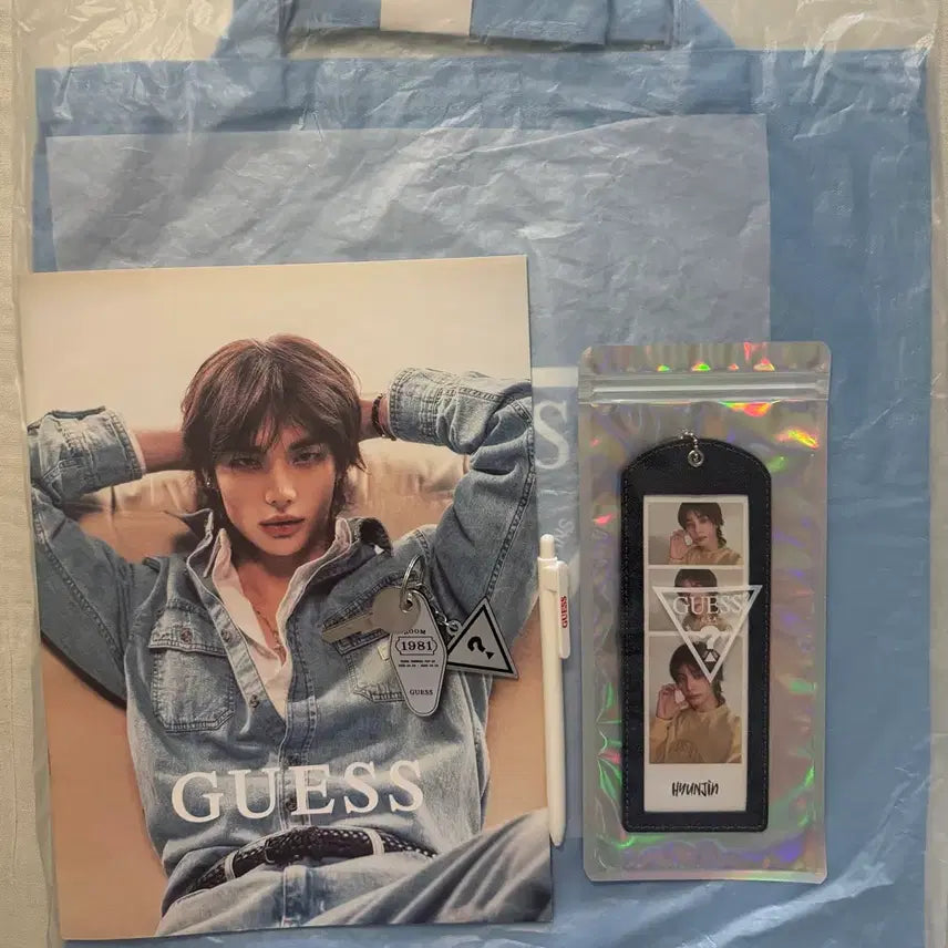 [SOLD OUT] 현진 게스 - 타포린백 룩북 게스에코백 게스키링 볼펜 현진데님키링 일괄