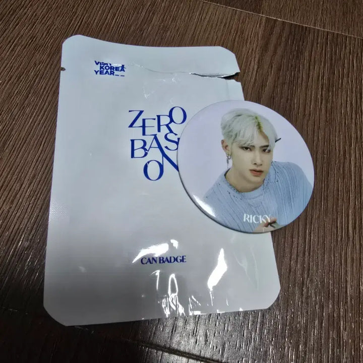 [BUNJANG] ZEROBASEONE Ricky The Hyundai Popup Can Badge / 제로베이스원 앤더블 더현대 팝업 리키 캔뱃지