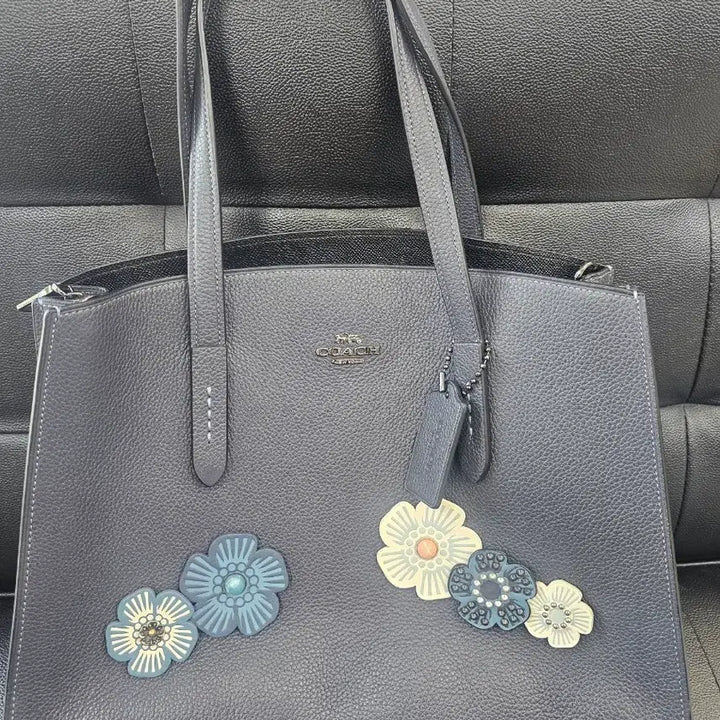 [BUNJANG] Coach Flower Embellished Leather Tote Bag Grey / 코치 플라워 장식 가죽 토트백 그레이