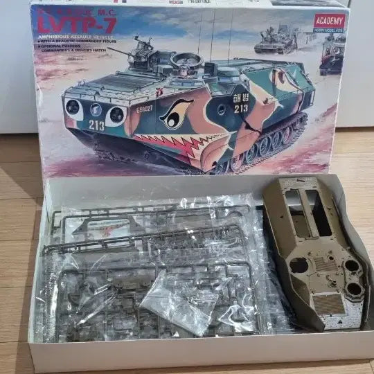 [BUNJANG] Academy 1/35 LVTP-7 Landing Vehicle Plastic Model Kit / 아카데미  LVTP-7 상륙장갑차