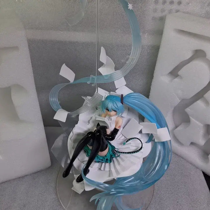 [SOLD OUT] 38cm 하츠네 미쿠 피규어 (책 테마)  받침대에 께짐있음