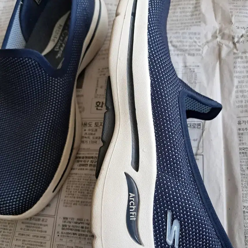 [BUNJANG] Skechers Go Walk Arch Fit Slip-On Shoes / 스케쳐스 고워크 아치핏 슬립온