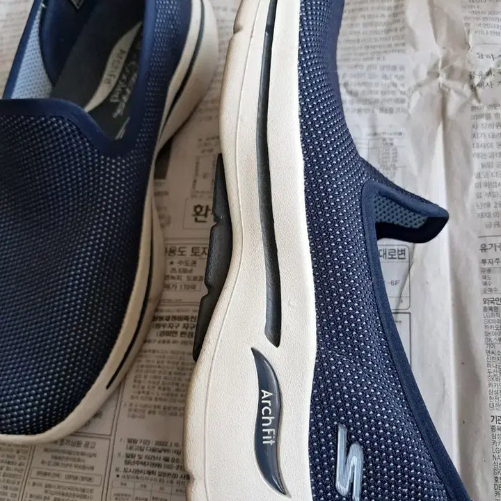 [BUNJANG] Skechers Go Walk Arch Fit Slip-On Shoes / 스케쳐스 고워크 아치핏 슬립온