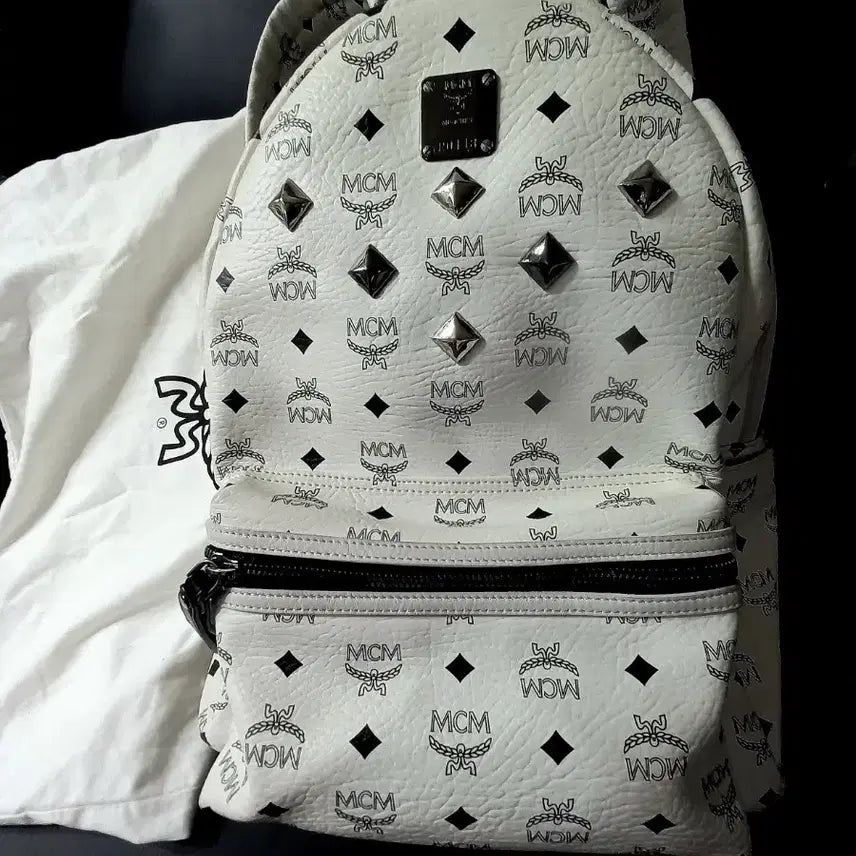 [BUNJANG] MCM Visetos Studded Backpack (L Size) White/Black / MCM 화이트 스터드 백팩 (최상급) 아이보리/블랙