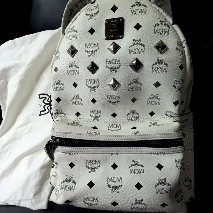 [BUNJANG] MCM Visetos Studded Backpack (L Size) White/Black / MCM 화이트 스터드 백팩 (최상급) 아이보리/블랙