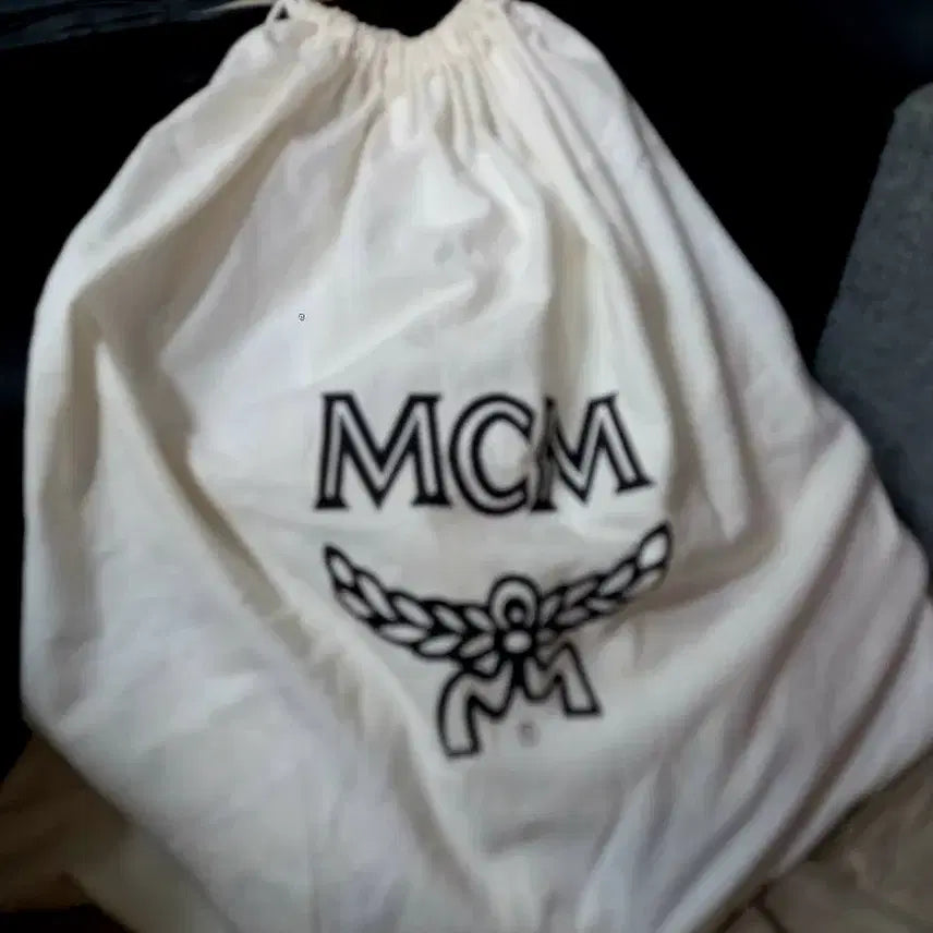 [BUNJANG] MCM Visetos Studded Backpack (L Size) White/Black / MCM 화이트 스터드 백팩 (최상급) 아이보리/블랙