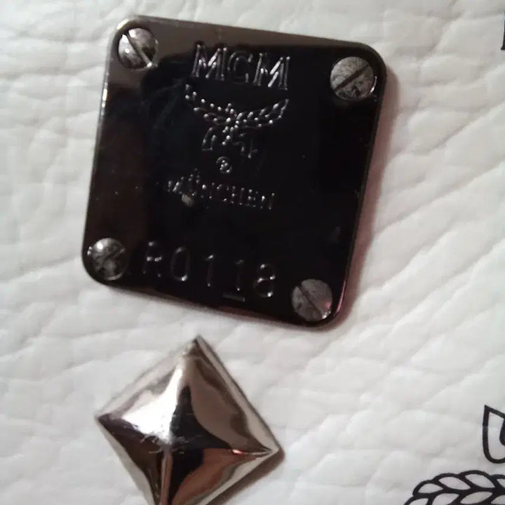 [BUNJANG] MCM Visetos Studded Backpack (L Size) White/Black / MCM 화이트 스터드 백팩 (최상급) 아이보리/블랙