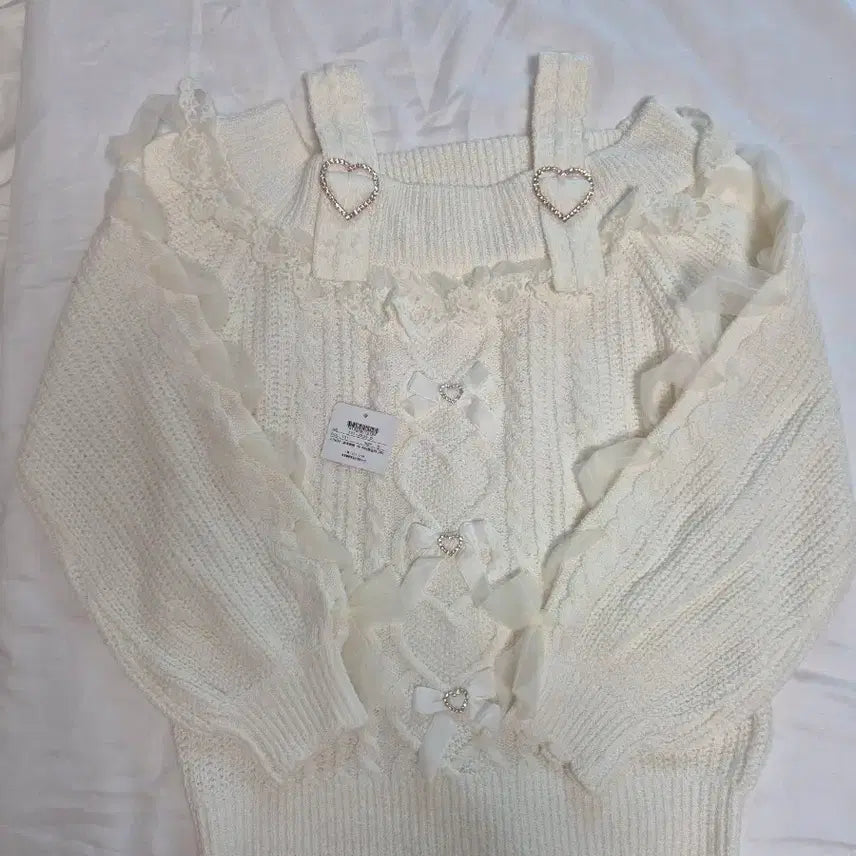 [BUNJANG] LIZ LISA Heart Buckle Off-Shoulder Knit White / 리즈리사 하트 버클 오프숄더 니트 화이트