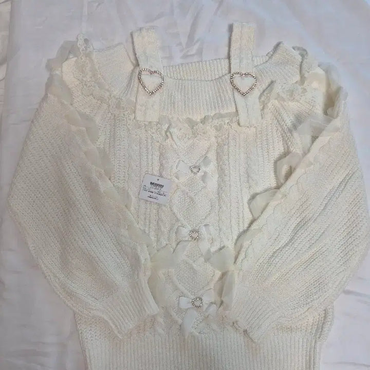 [BUNJANG] LIZ LISA Heart Buckle Off-Shoulder Knit White / 리즈리사 하트 버클 오프숄더 니트 화이트