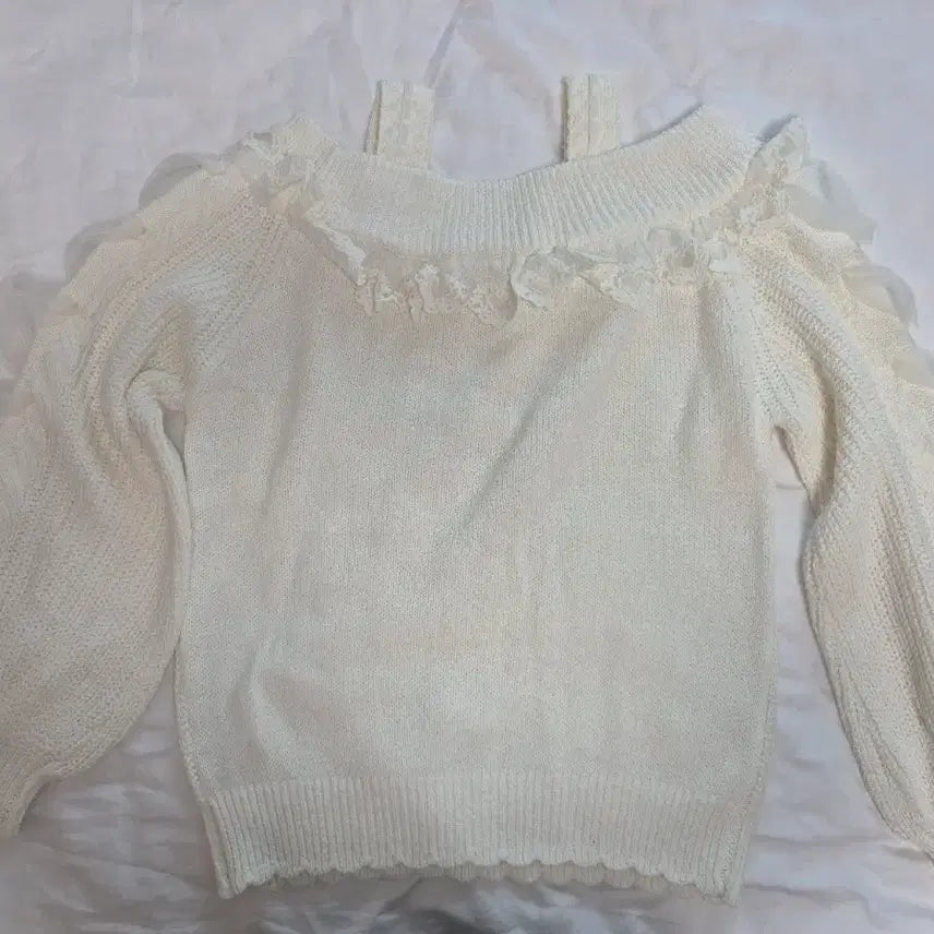 [BUNJANG] LIZ LISA Heart Buckle Off-Shoulder Knit White / 리즈리사 하트 버클 오프숄더 니트 화이트