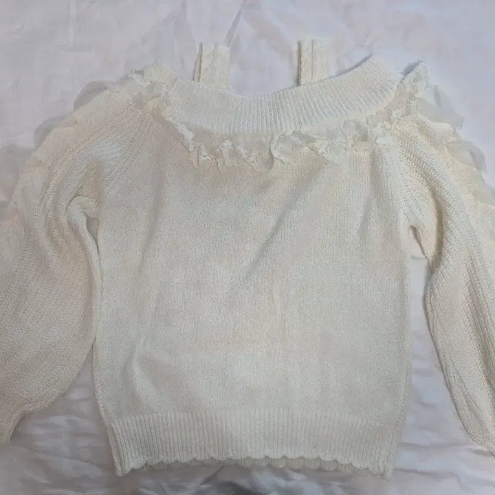 [BUNJANG] LIZ LISA Heart Buckle Off-Shoulder Knit White / 리즈리사 하트 버클 오프숄더 니트 화이트