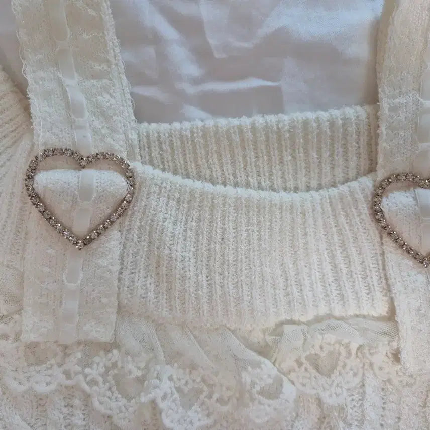 [BUNJANG] LIZ LISA Heart Buckle Off-Shoulder Knit White / 리즈리사 하트 버클 오프숄더 니트 화이트