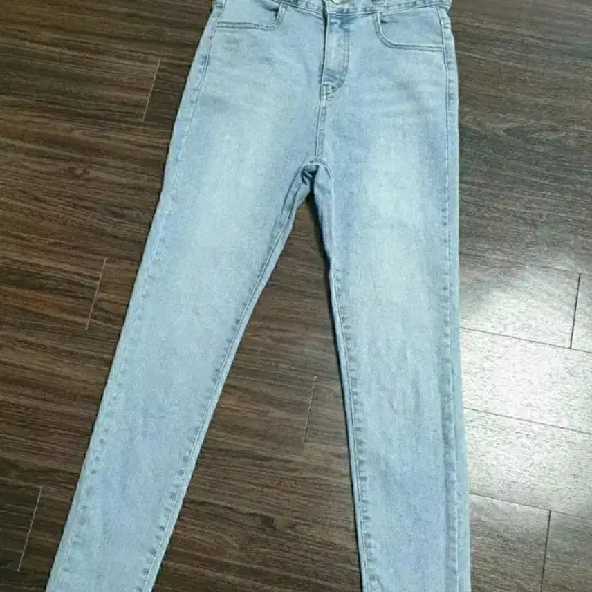 [BUNJANG] Light Wash High-Waist Jeans with Button Detail / (오늘특가) 연청 하이웨스트 청바지