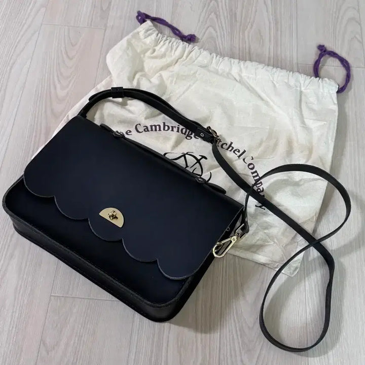 [BUNJANG] Cambridge Satchel Black Crossbody Bag / 캠브리지 사첼 블랙