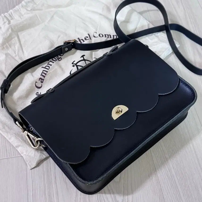 [BUNJANG] Cambridge Satchel Black Crossbody Bag / 캠브리지 사첼 블랙