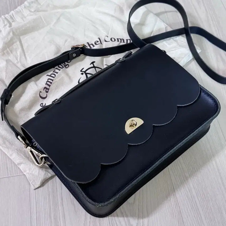 [BUNJANG] Cambridge Satchel Black Crossbody Bag / 캠브리지 사첼 블랙