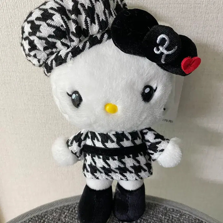 [BUNJANG] Hello Kitty Houndstooth Pattern Plush Doll / 헬로키티 하운드투스 인형