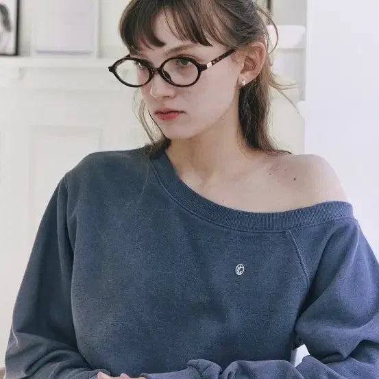 [BUNJANG] Letter from Moon Pigment Off-Shoulder Sweatshirt / 레터프롬문 Letter from moon 오프숄더 맨투맨 피그먼트