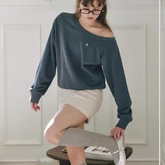 [BUNJANG] Letter from Moon Pigment Off-Shoulder Sweatshirt / 레터프롬문 Letter from moon 오프숄더 맨투맨 피그먼트