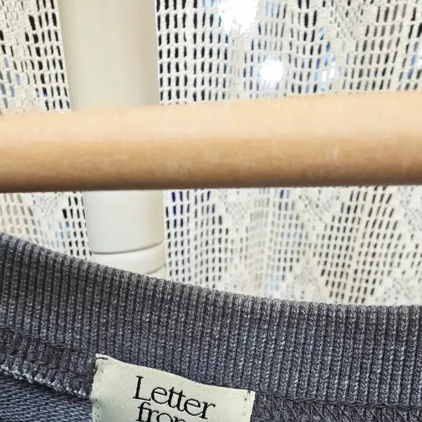 [BUNJANG] Letter from Moon Pigment Off-Shoulder Sweatshirt / 레터프롬문 Letter from moon 오프숄더 맨투맨 피그먼트