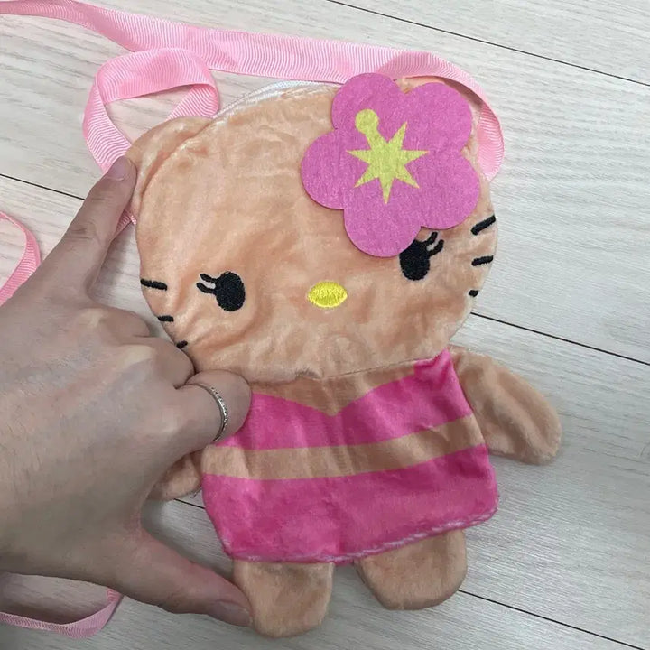 [BUNJANG] Hello Kitty Tanning Pouch Crossbody Bag / 태닝키티 파우치 크로스백 가방 미사용