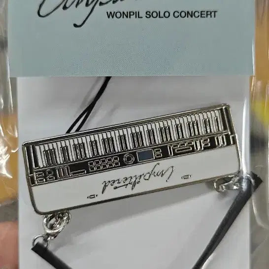 [BUNJANG] DAY6 Young K Metal Keyboard Keychain / 원필 콘서트 엠디 메탈 키링 키보드