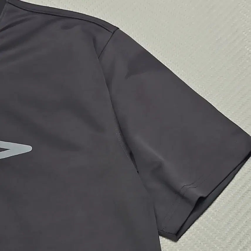 [BUNJANG] Umbro Old School Functional Half-Sleeve T-Shirt (Size 105) / 엄브로 남성 올드스쿨  기능성 반팔티 105