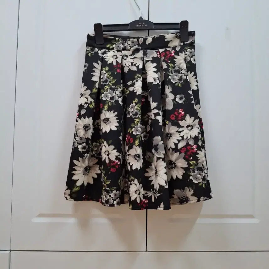 [BUNJANG] Hollistter Flower Pattern Flare Skirt / 플라워 패턴 플레어 스커트(hollistter)