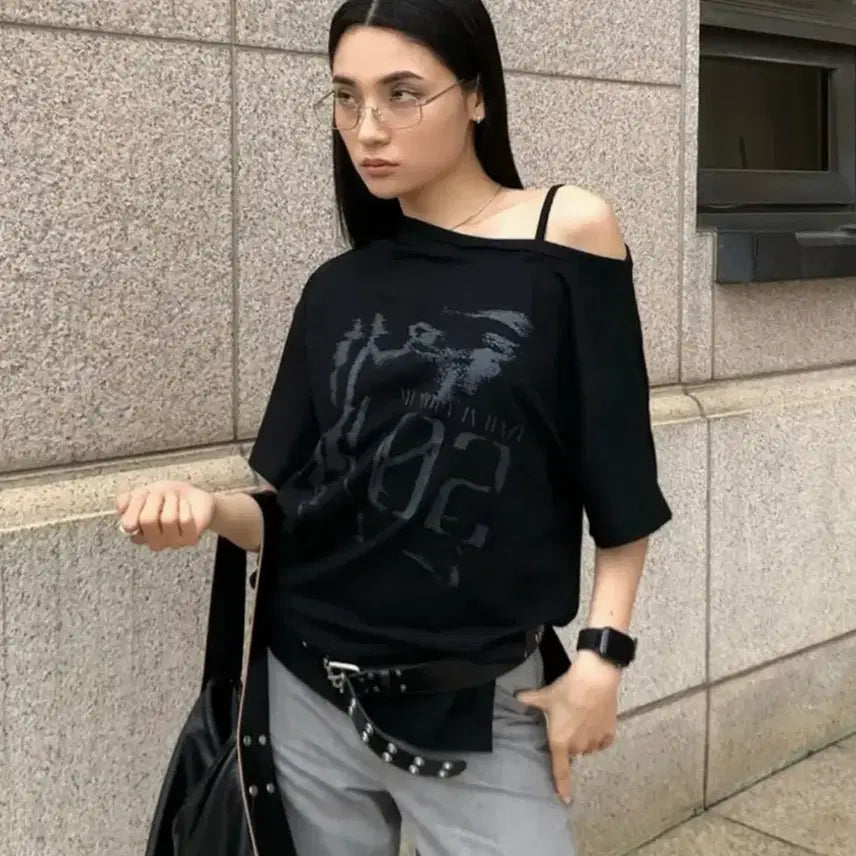 [BUNJANG] Leathery One-Off Shoulder T-Shirt / 레더리 원오프숄더티