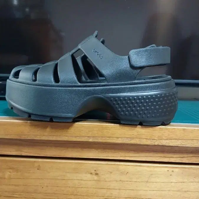 [BUNJANG] Crocs Stomp Fisherman Sandals Black W8 (250mm) / 크록스 정품 스톰프 샌들 W8.250