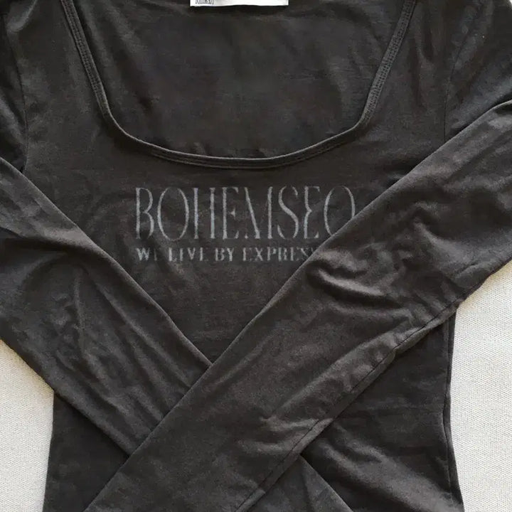 [BUNJANG] Bohemse Charcoal Long Sleeve T-Shirt / 택포)보헴서 롱슬리브 차콜