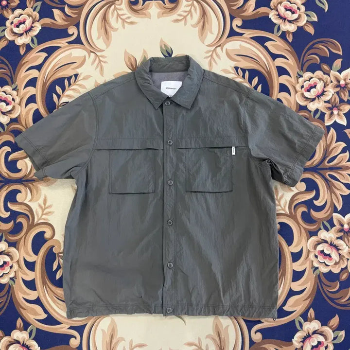 [BUNJANG] Covernat Woven Two-Pocket Short-Sleeve Shirt Silver / (L)커버낫 Covernat 우븐 투포켓 반팔셔츠(실버)