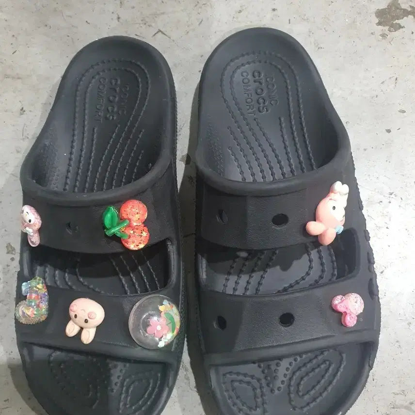 [BUNJANG] Crocs Black Slippers with Jibbitz Charms (Size 240) / 크록스 슬리퍼 블랙 + 지비츠 장식 240