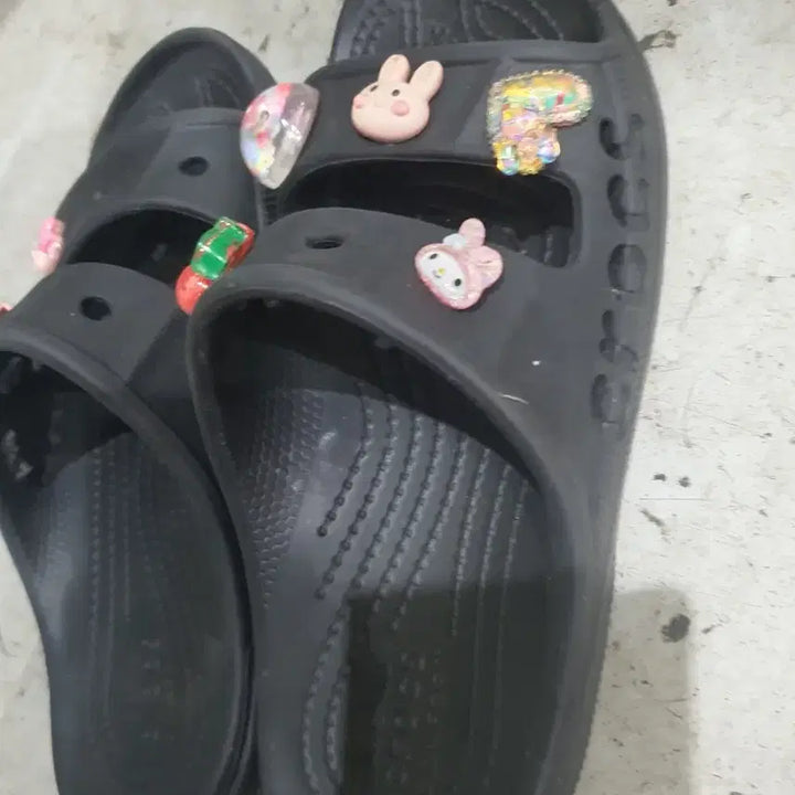 [BUNJANG] Crocs Black Slippers with Jibbitz Charms (Size 240) / 크록스 슬리퍼 블랙 + 지비츠 장식 240