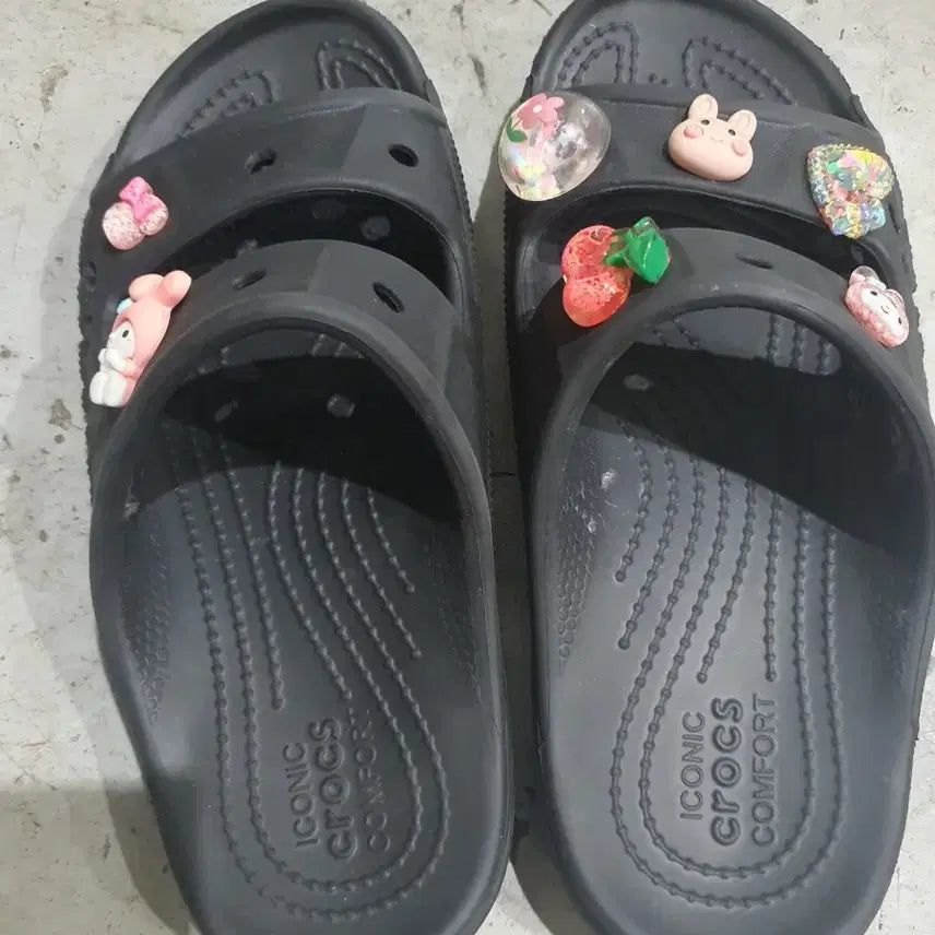 [BUNJANG] Crocs Black Slippers with Jibbitz Charms (Size 240) / 크록스 슬리퍼 블랙 + 지비츠 장식 240