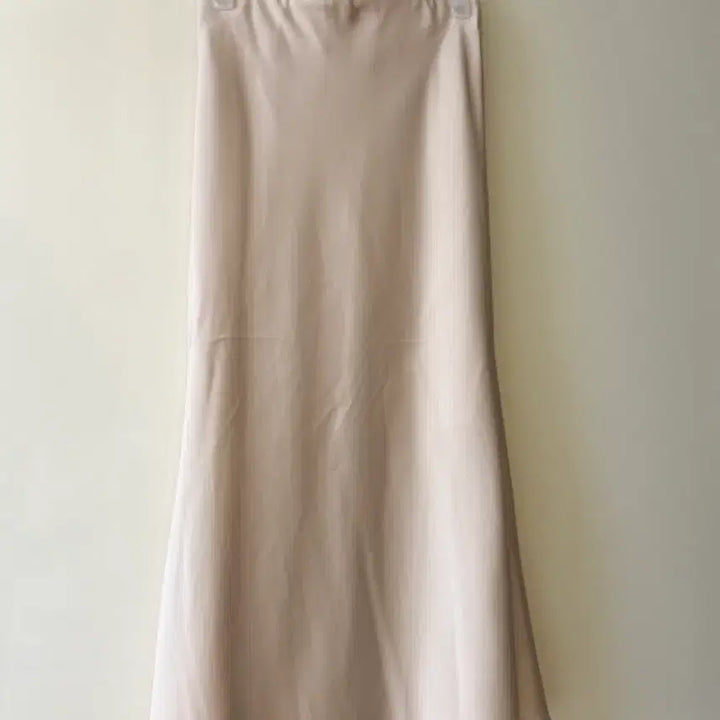 [BUNJANG] Hanstyle Satin Hidden Banding Long Skirt (Beige) / 한스타일. 히든밴딩 세틴 스커트 (베이지)