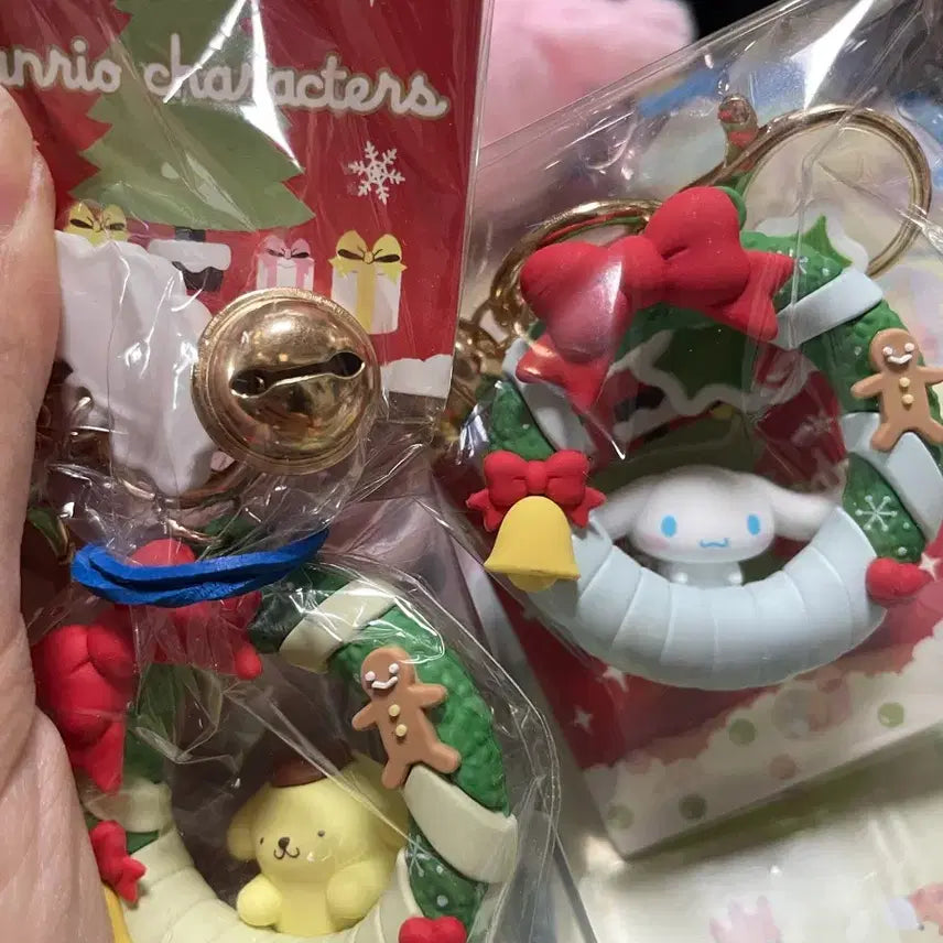 [BUNJANG] Sanrio Christmas Wreath Keyring (Cinnamoroll/Pompompurin) / 산리오 크리스마스 리스 키링 (시나모롤/폼폼푸린)