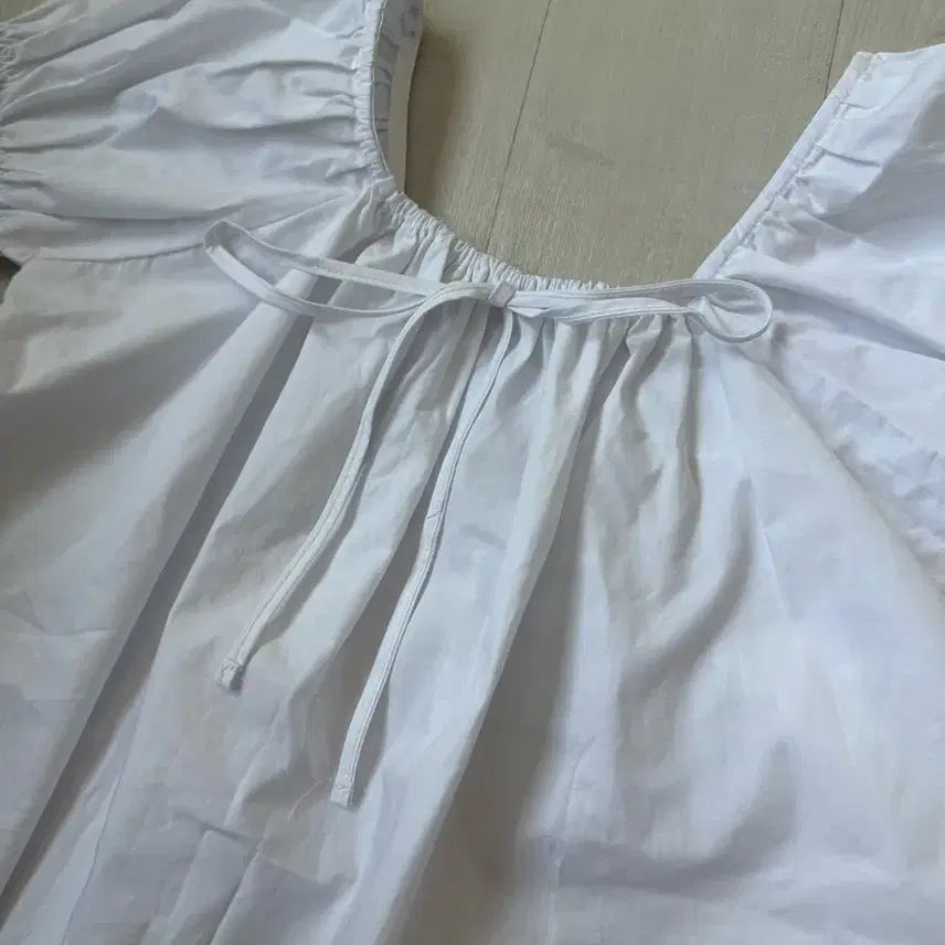 [BUNJANG] White Blouse with Adjustable Neckline / 블라우스 팝니다