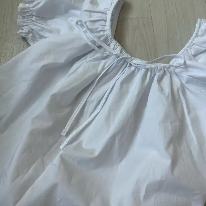 [BUNJANG] White Blouse with Adjustable Neckline / 블라우스 팝니다